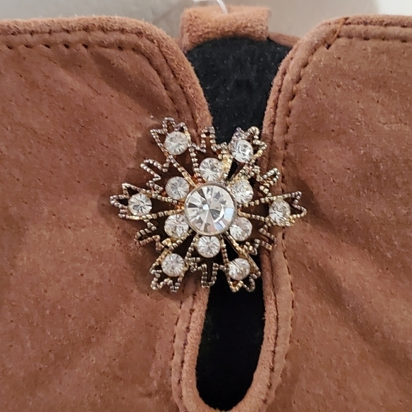 Nolan Camel Colored Gloves with Jeweled Accent NWT - Picture 2 of 8